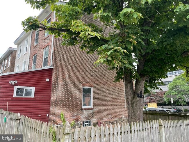 Building Photo - 802 E Elm St