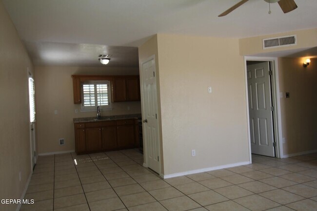Building Photo - 9145 Begonia Pl
