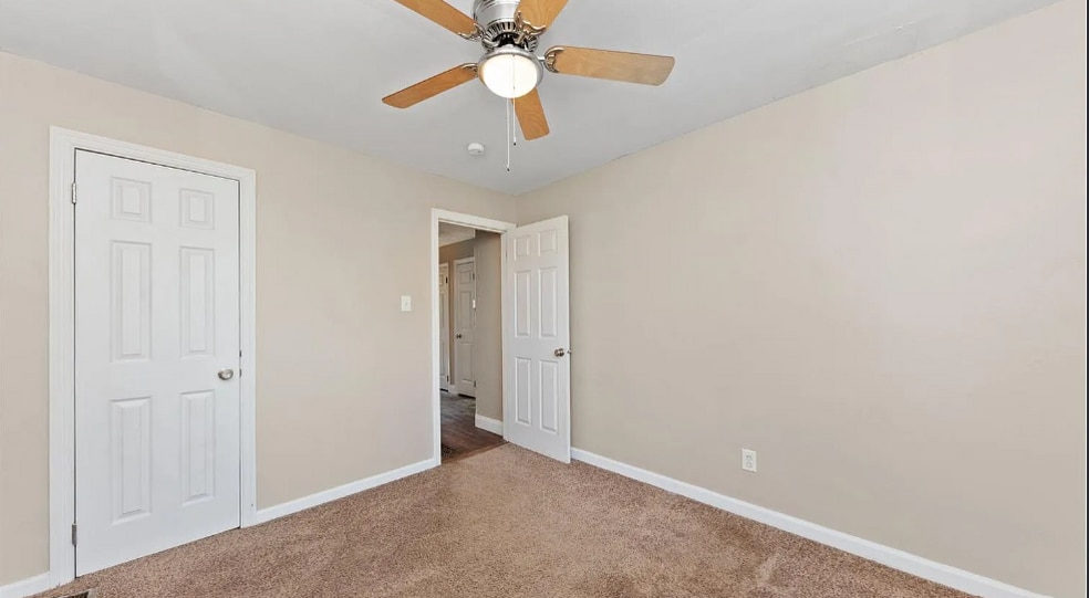 Building Photo - 5592 Raceview Ave