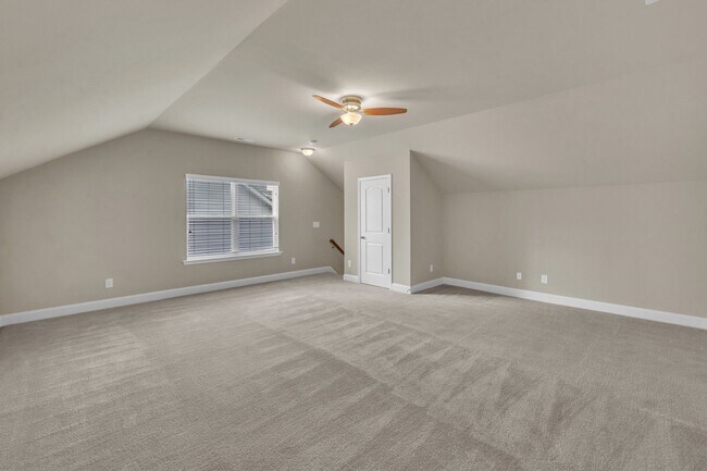 Building Photo - 4 Bedroom Home with 2 Car Garage & Fenced ...