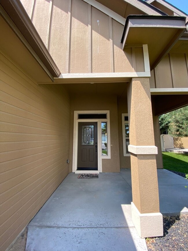 Building Photo - Lawn Care included!  4 bed 2.5 bath Neighb...
