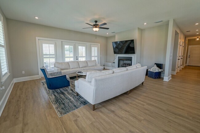 Building Photo - Available end of January in beautiful Summ...