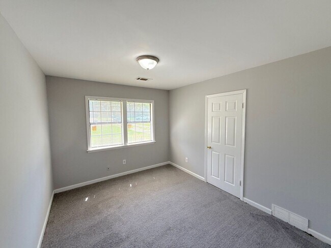 Building Photo - 1445 Robin Hood Ln