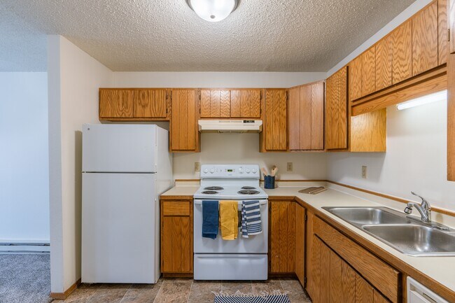 Fargo, ND Crescent Park Apartments | Kitchen - Crescent Park