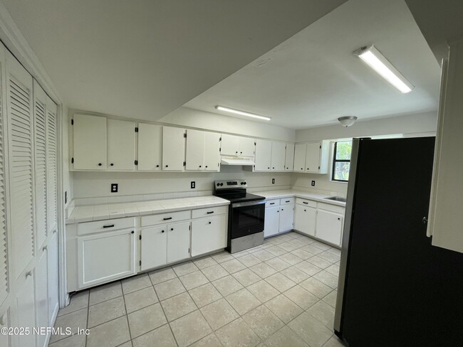 Building Photo - 5258 Janice Cir S
