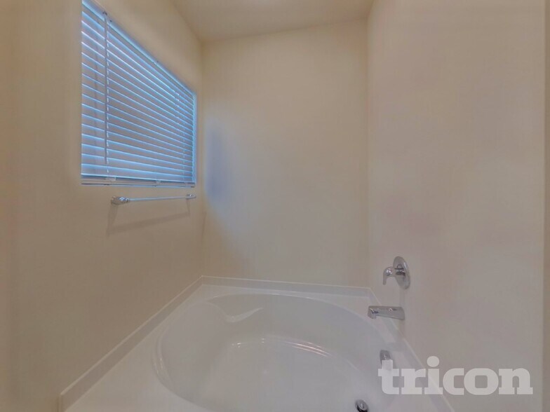 Building Photo - 1413 Chamomile Ct