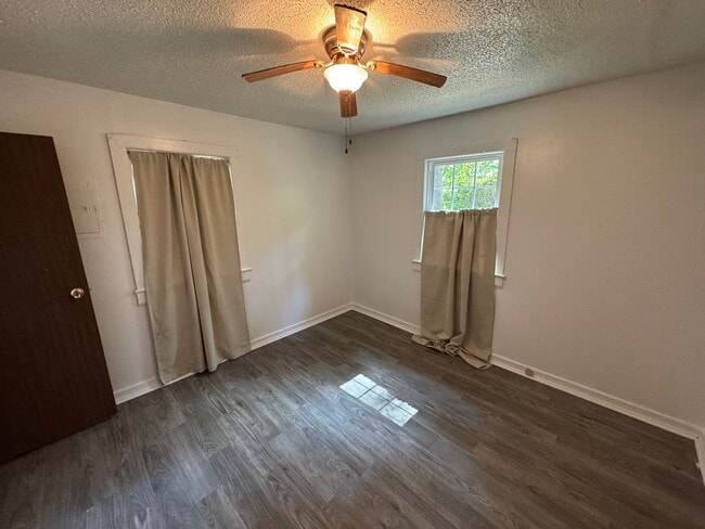 Building Photo - 2 Bedroom House