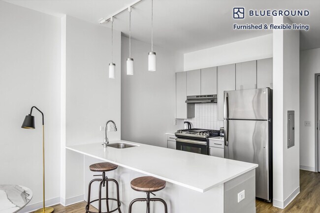 Building Photo - 808 W Van Buren St
