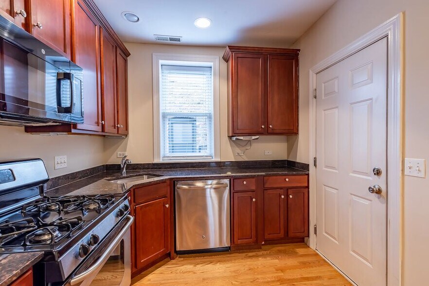 Building Photo - 3242 N Clifton Ave