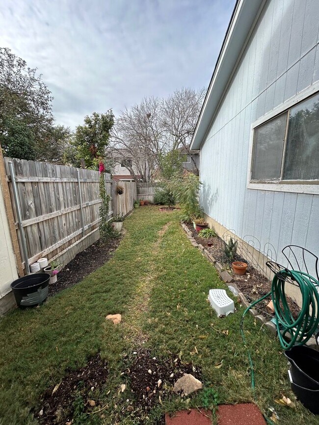 Building Photo - 3BED/2BATH Home For Rent Near Steubing Ranch! Available Now!