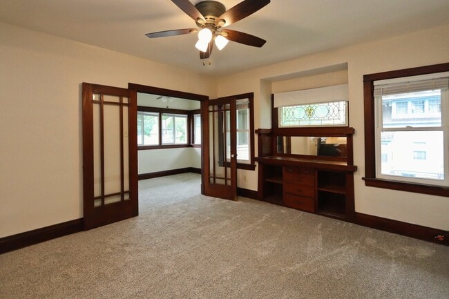 Building Photo - 416 1/2 W Jackson Street Unit