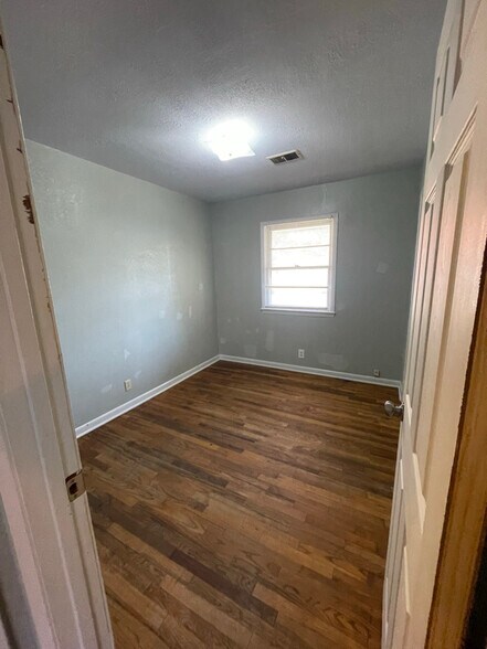 Building Photo - 414 E Madison St