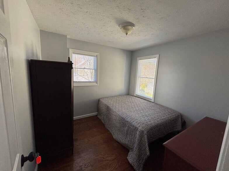 Building Photo - 18 Deland Park a