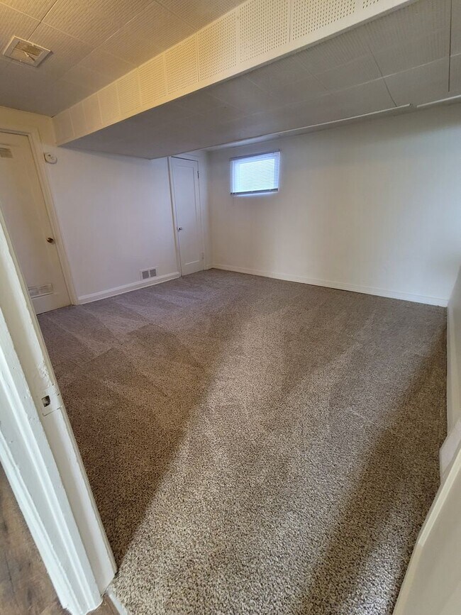 Building Photo - $1195 - 1BR/1BA Pet Friendly Duplex Near G...