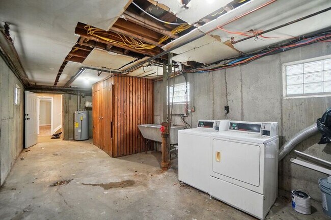 Building Photo - 39 Wuest St