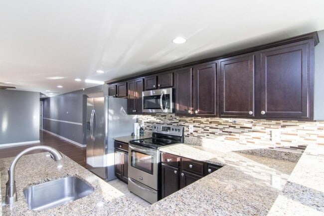 Building Photo - 3405 Pebble Dr