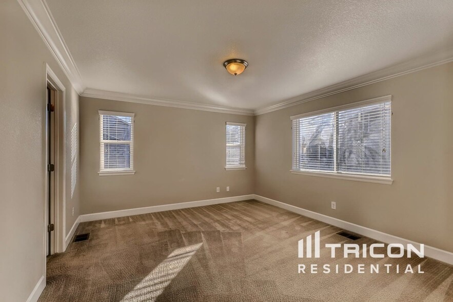 Building Photo - 7773 Oasis Dr