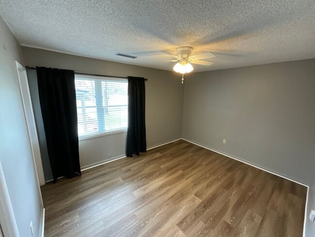 Building Photo - Gorgeous 3/2 Brick Home in Marianna with Bonus Room, Shed, and Fenced Back Yard!