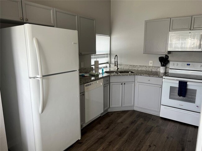 Building Photo - 8121 Fan Palm Way