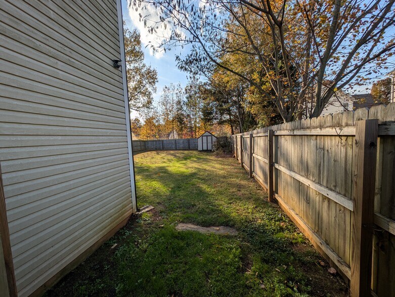 Building Photo - 2613 Zola Dr