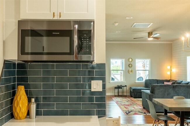 Building Photo - 3209 Ave N Ursuline St