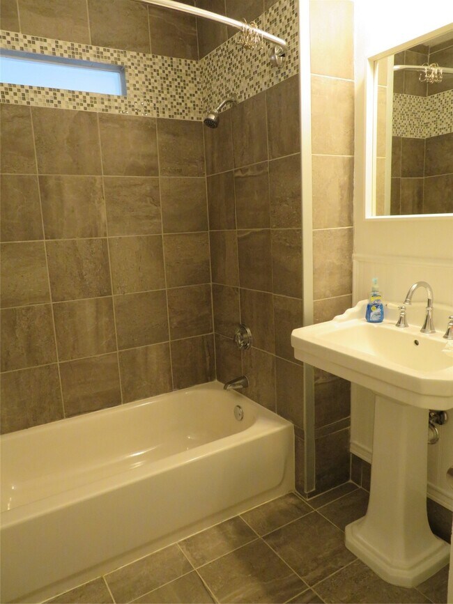 Building Photo - 12 Greenwood St