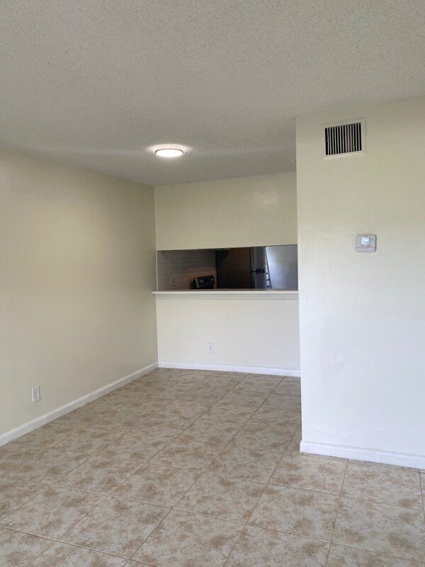Building Photo - 4136 Lakeside Dr