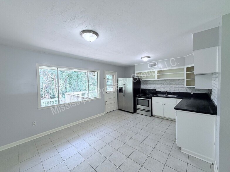 Building Photo - 1214 Beanland Dr