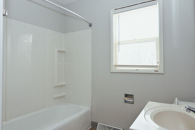 Building Photo - *COMING SOON* Gorgeous 5 Bed 2 Bath Home f...