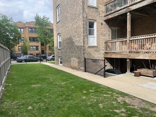 Building Photo - 3424 N Racine Ave