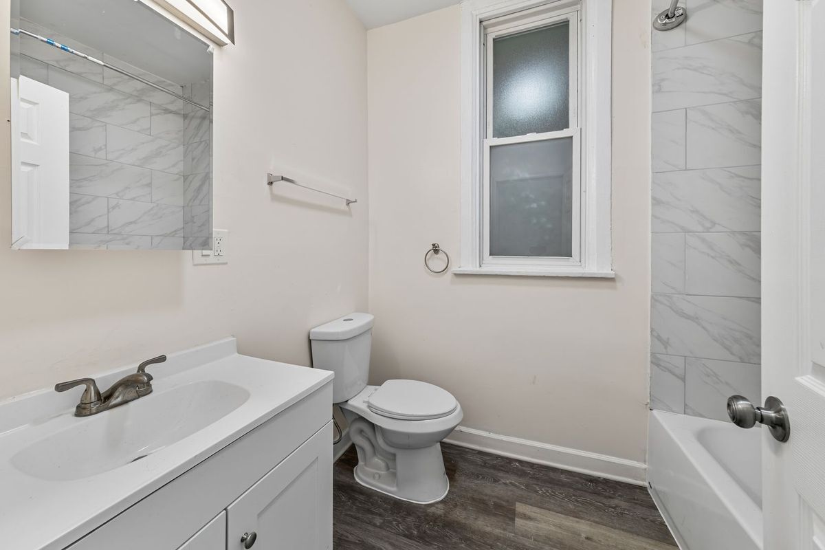 Building Photo - 1345 N Maplewood Ave