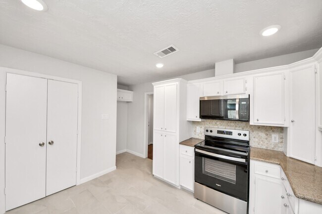 Building Photo - 5803 Darnell St