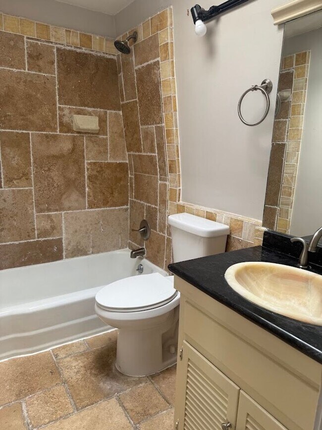 Building Photo - San Pedro Square - West Campus - Townhome - Old School Luxery - W/D - Fireplace - Updated Kitchen...