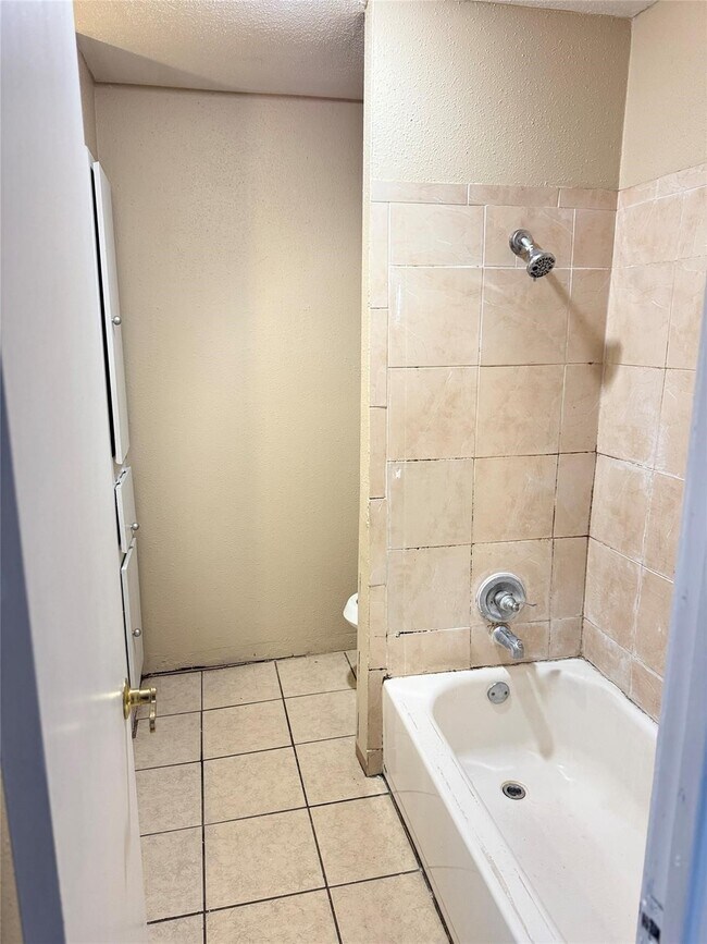 Building Photo - 7818 Grove Ridge Dr