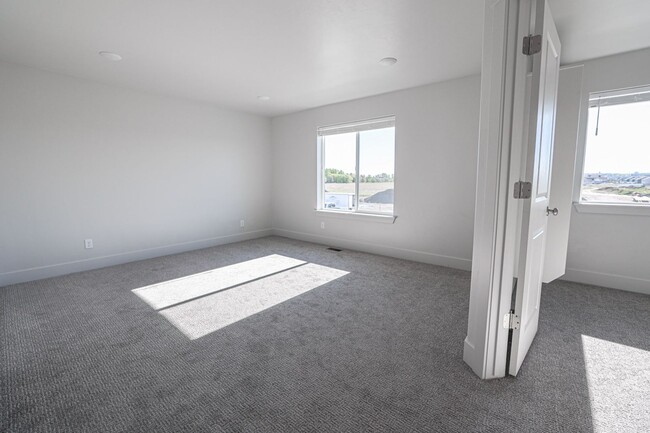 Building Photo - BEAUTIFUL NEW TOWNHOUSE FOR RENT IN REXBURG!