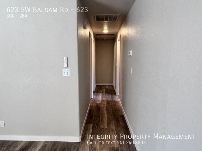 Building Photo - 623 SW Balsam Rd