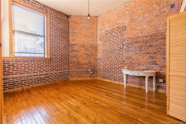 Building Photo - 325 Myrtle Ave