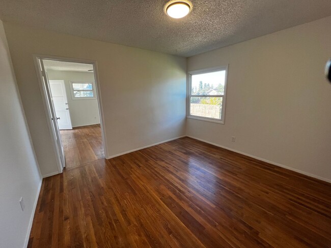 Building Photo - 3 Bed 2 Bath Home For Rent in an Excellent...