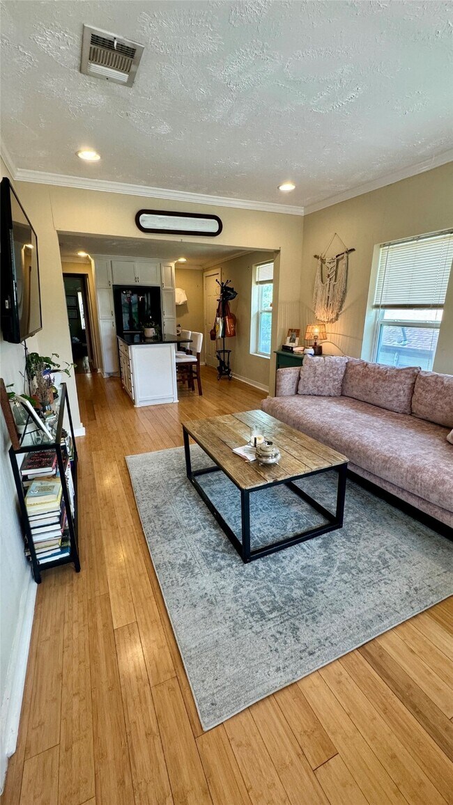 Primary Photo - 404 Quitman St