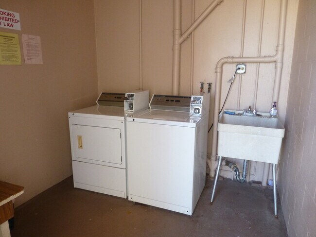 Building Photo - Newly Renovated 2 Bedroom Makiki Apartment...