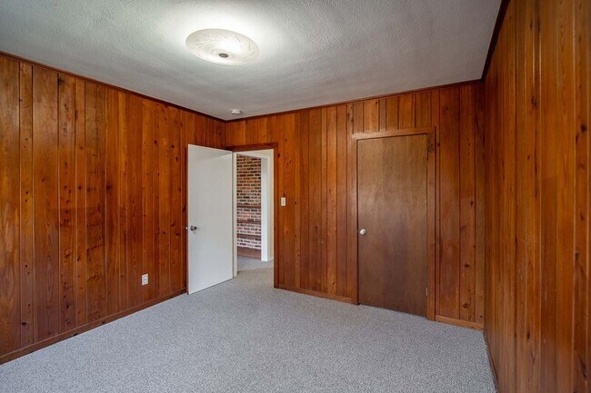 Building Photo - 2818 Lakeshore Dr