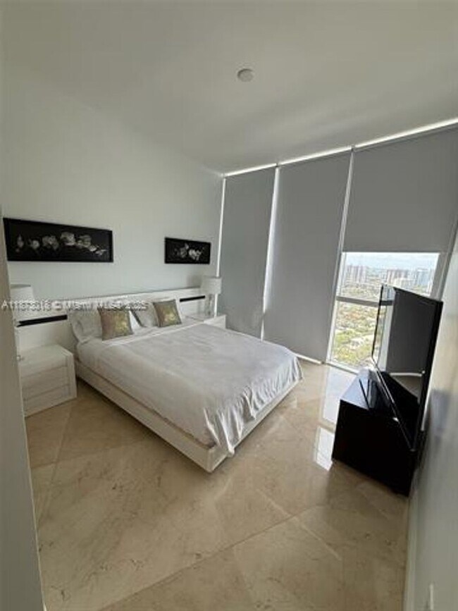 Building Photo - 18201 Collins Ave