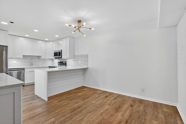 Building Photo - 1010 NE 8th Ave