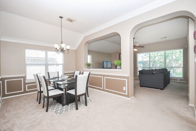 Building Photo - 5823 Knollwood Tr