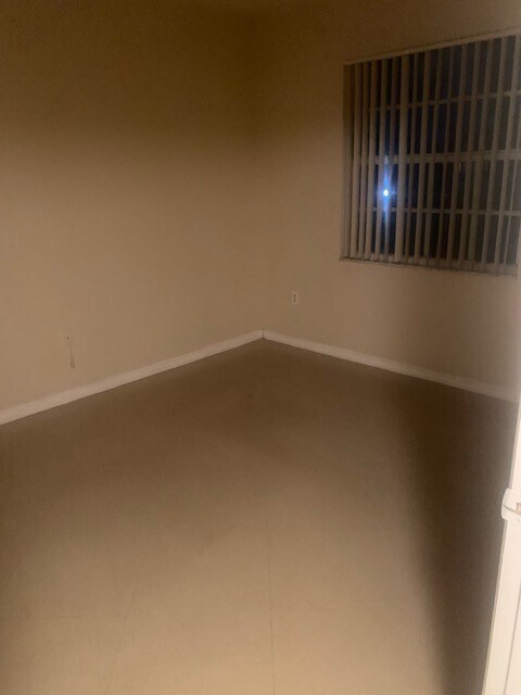 Building Photo - 3/2 Lake available in North Lauderdale
