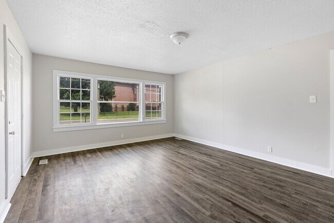 Building Photo - Spacious beautiful 4-bedroom 1 bath home