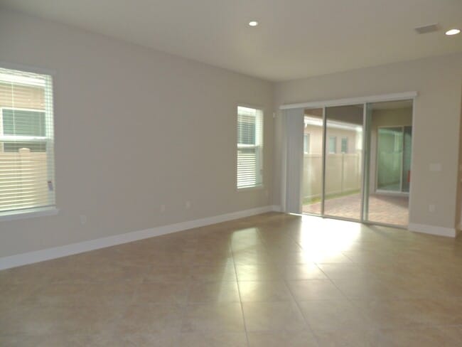 Building Photo - Move in ready! Newer home in great location.