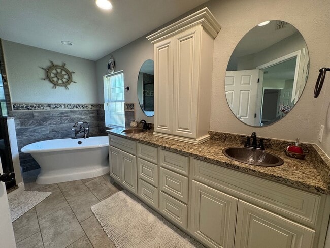 Building Photo - Gorgeous and Beautifully Maintained 3/2 Home on Close to an Acre