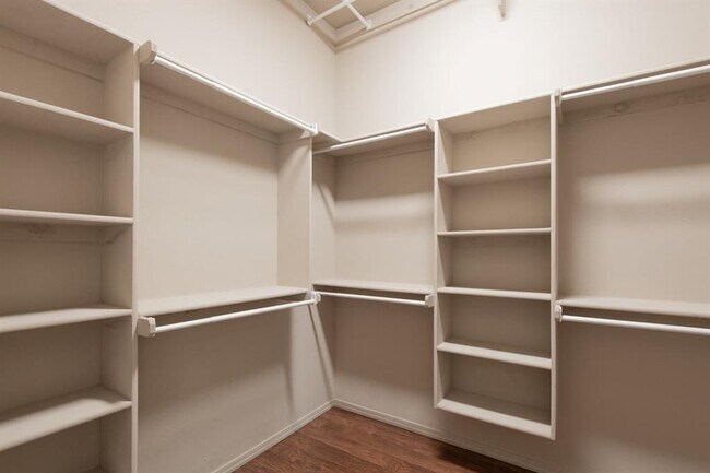 Building Photo - 2124 Newbrook Dr