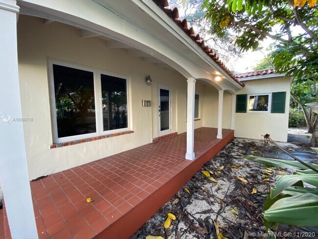 Building Photo - 800 Andalusia Ave